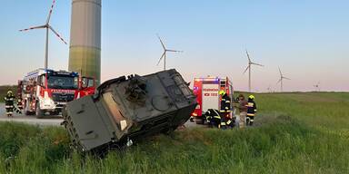 Umgekippt: Feuerwehr muss Bundesheer-Panzer bergen