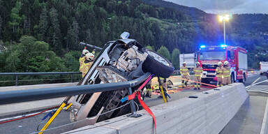 Eisenstange bohrt sich durch Auto von Alko-Lenker 