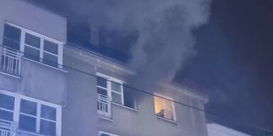 Mutter mit Kindern aus brennender Wohnung gerettet 