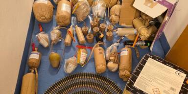 Mega-Razzia: Polizei stellt Kugelbomben und Waffen sicher