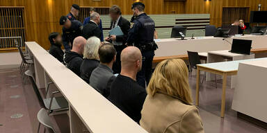 Justizwachebeamtin wegen Handy- und Drogenschmuggels vor Gericht