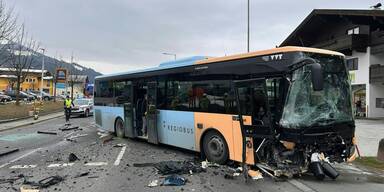Frontal-Crash zwischen Linienbus und Pkw – mehrere Verletzte