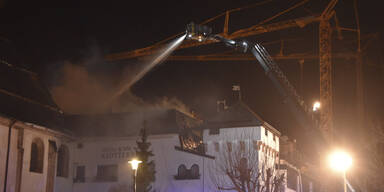 12 Stunden lang Großbrand bekämpft, 150 Personen evakuiert