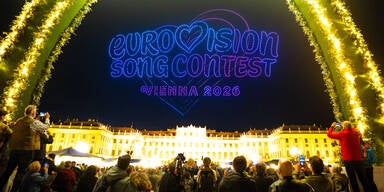 Als Warm-up: Riesige Drohnen-Show verzaubert Schönbrunn