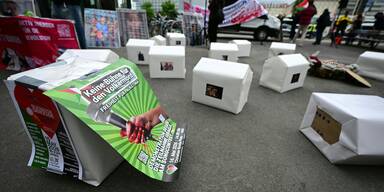 Protest mit Symbolsärgen gegen ESC-Teilnahme Israels