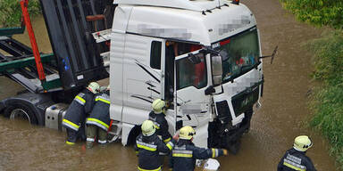 NÖ: Lkw von Brücke in Thaya gestürzt