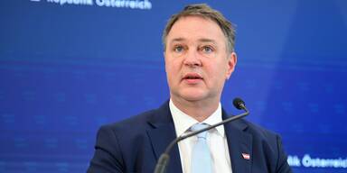 Zum Todestag: SPÖ-Chef Babler feiert Falco: „Never forget!“