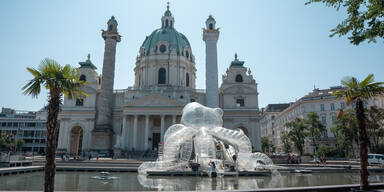 APAOCT.OPUS 25  BEGEHBARE OKTOPUSSKULPTUR IM TEICH AM KARLSPLATZ =.jpg