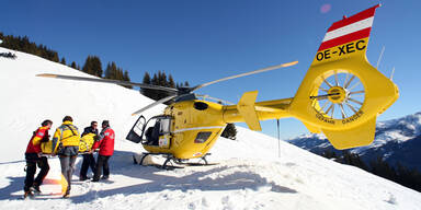 Ohne Helm: Skifahrer prallt gegen Felsblöcke 