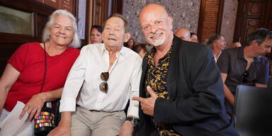 Gary Lux wird vergoldet und Wolfgang Ambros gratuliert 