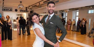 "Dancing Stars"-Liebling eröffnet Tanzschule: Promi-Auflauf am Parkett