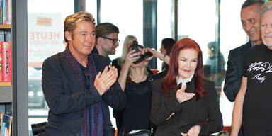 Elvis-Witwe Priscilla Presley: Knapp zwei Stunden Verspätung bei Wien-Eröffnung