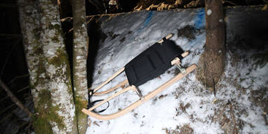 Mit Rodel 10 Meter über Böschung gestürzt: Deutscher (44) verletzt