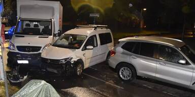 Alkolenker krachte zweimal in Parkbank und in zwei Fahrzeuge