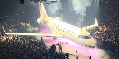 Völlig abgehoben: Apache 207 jettet mit Flugzeug in der Stadthalle an 