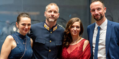 Ausgehuniformen werden aus dem Kasten geholt.jpg