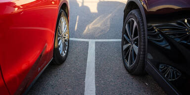 Auto-Streit eskaliert völlig - drei Männer schlagen auf Lenker ein