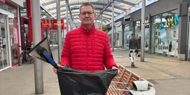 Bezirksvorsteher Papai räumt im EKZ Großfeldsiedlung auf