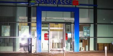 Bankomat mit gestohlenem Auto herausgerissen