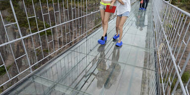 Eine 300 Meter lange Glasbrücke im Shiniuzhai National Geo-park in China wird zur Mutprobe für die Besucher. Sie blicken 180 Meter in die Tiefe. 