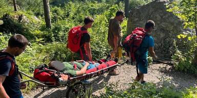 Mit Trage ins Tal: meist 8 Bergretter im Einsatz.