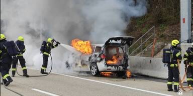 Fahrzeug ging mitten auf der Autobahn in Flammen auf