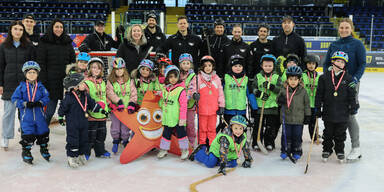 Kindergarten-Kids trainierten mit Eishockey-Stars