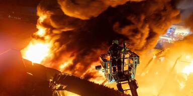 Großbrand in Recyclingfirma ausgebrochen 