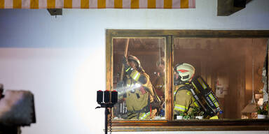 Pfanne auf Herd fing Feuer: 3 Bewohnerinnen im Spital