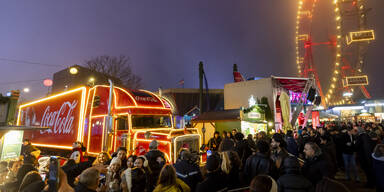5.500 Fans und Promis begrüßen Coca Cola Weihnachts-Truck beim Riesenrad