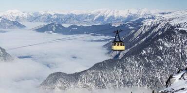 Asiaten fuhren mit dem Auto auf die Skipiste am Krippenstein 