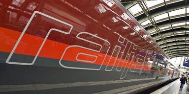 Railjet völlig überfüllt: Polizei musste eingreifen 