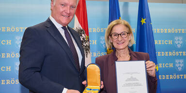 Silbernes Komturkreuz des Landes NÖ für Klaus Albrecht Schröder