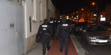 Drohung mit Schusswaffe: Mehrere Hausdurchsuchungen in Ebreichsdorf
