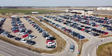 Parkplätze rund um Bahnhof Ebreichsdorf überfüllt