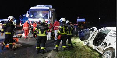 Lenker übersah Lkw: 70-Jähriger stirbt bei Crash