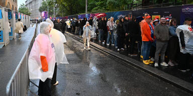 Völlig überfordert: Security lässt ESC-Fans vor Stadthalle im Regen stehen
