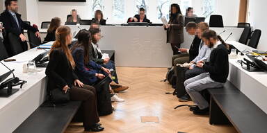 Sieben Klimakleber vor Gericht.