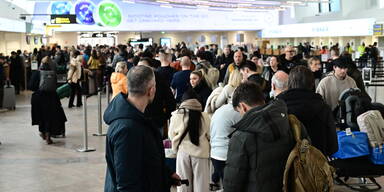 Flughafen-Chaos: "Unser Flug hat jetzt 10 Stunden Verspätung"