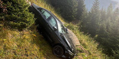 BMW-Fahrerin stürzt 150 Meter ab - und überlöbt