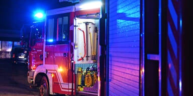 Gasflasche explodiert: Passantin verletzt, Straßensperren