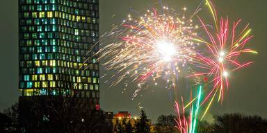 Feuerwerk auf Linzer Donaulände.jpg