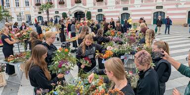 Floristinnen-Flashmob am St. Pöltner Rathausplatz