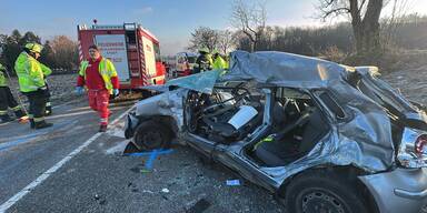 Frontal gegen Lkw: Auto-Lenker tot, Kind schwer verletzt