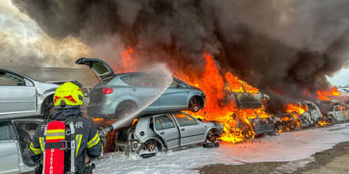 55 Autos auf Schrottplatz in Flammen