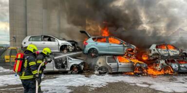 55 Autos auf Schrottplatz in Flammen