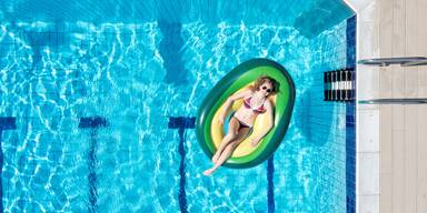 Frau im Pool