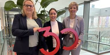Frau in der Wirtschaft OÖ Vorsitzende Lisa Sigl mit Stv. Martina Schwarz und Claudia Haslinger.jpg