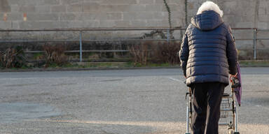 Frau mit Rollator.jpg