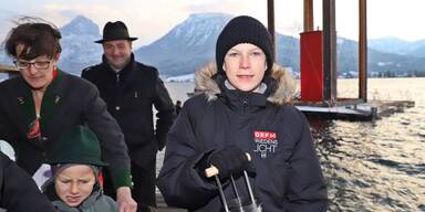 Friedenslicht leuchtet beim Wolfgangsee Advent